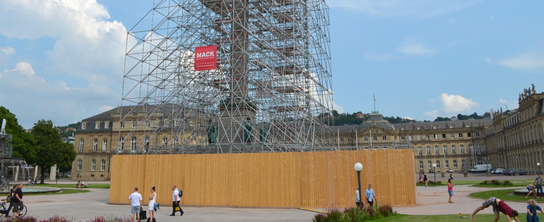 Einhausung und Gerüstbau von MACK am Schlossplatz in Stuttgart für Bauarbeiten an einem historischen Gebäude